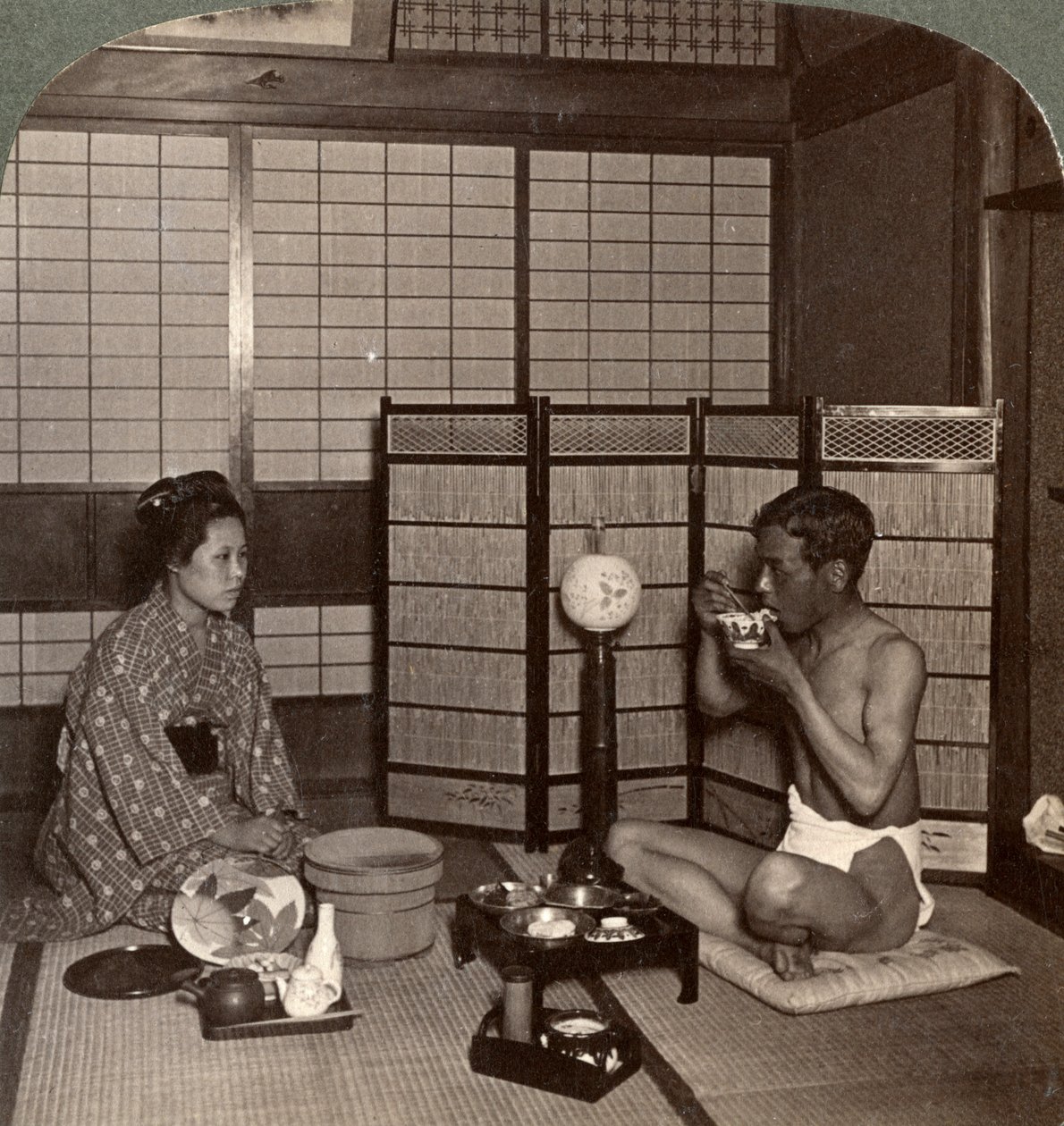 Cena estiva in un hotel, Hiroshima, Giappone, 1904 da Underwood and Underwood
