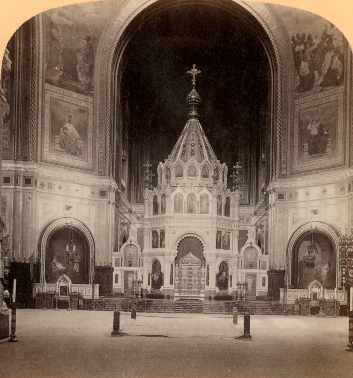 Il magnifico altare, Tempio del Nostro Salvatore, la più grande chiesa di Mosca, Russia, 1898 da Underwood and Underwood