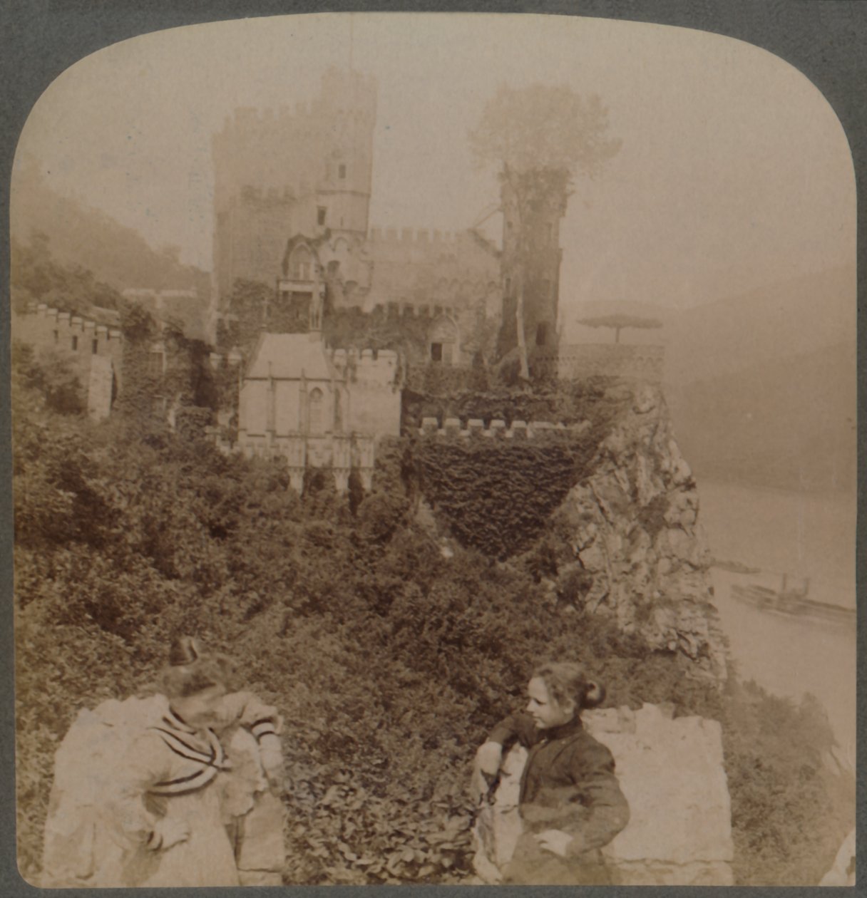 Il Rheinstein, il più pittoresco dei castelli renani - N. dal muro S. del bastione, Germania da Underwood and Underwood