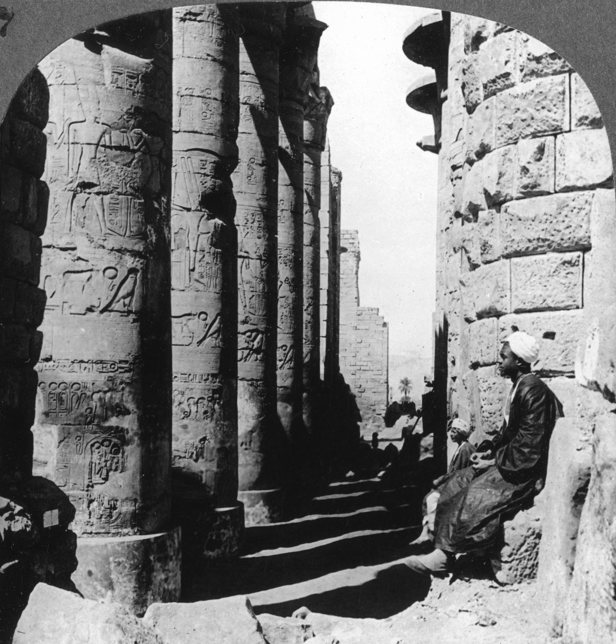 La famosa colonnata nel grande Tempio di Karnak, Tebe, Egitto, 1905 da Underwood and Underwood