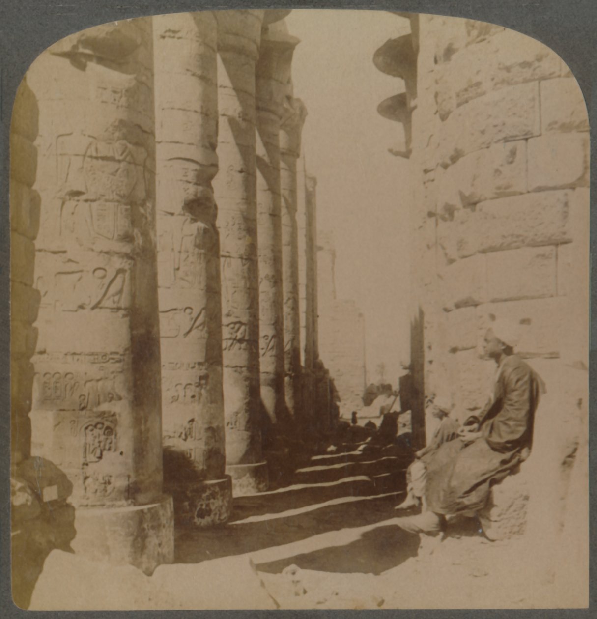 La famosa colonnata della grande Sala Ipostila nel Tempio di Karnak, Tebe, Egitto da Underwood and Underwood