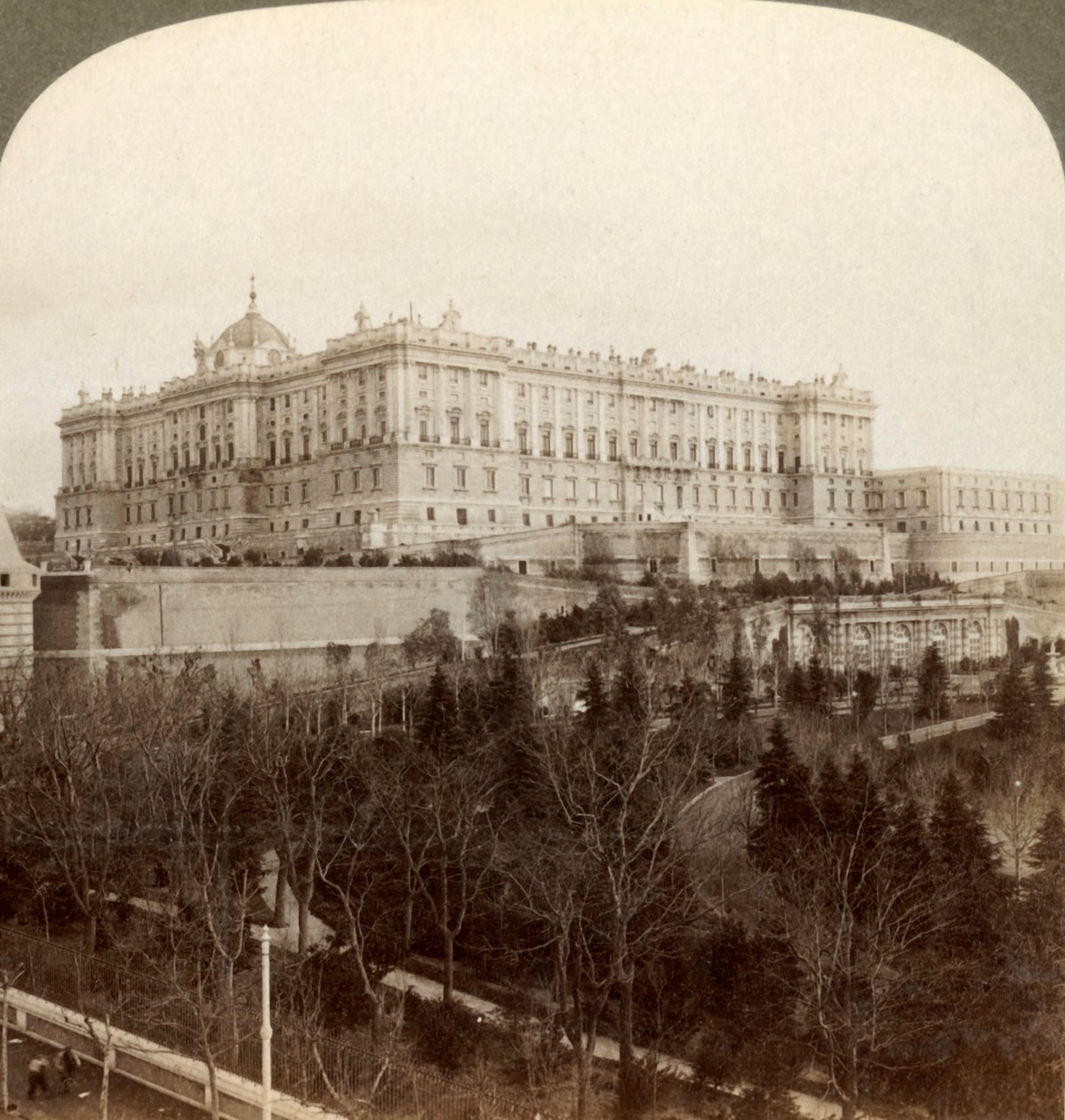Il maestoso Palazzo Reale e il Parco Reale Campo del Moro...Madrid, Spagna, 1902 da Underwood and Underwood