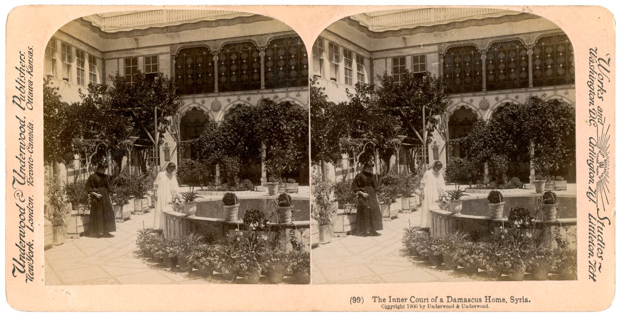Il cortile interno di una casa di Damasco, Siria, 1900 da Underwood and Underwood