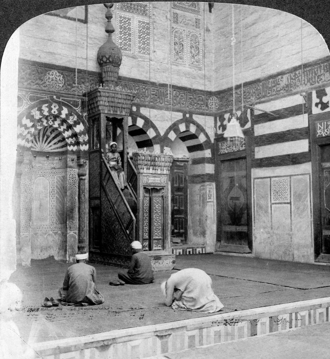 La nicchia di preghiera e il pulpito nella moschea-tomba di Kait Bey, Il Cairo, Egitto, 1905 da Underwood and Underwood