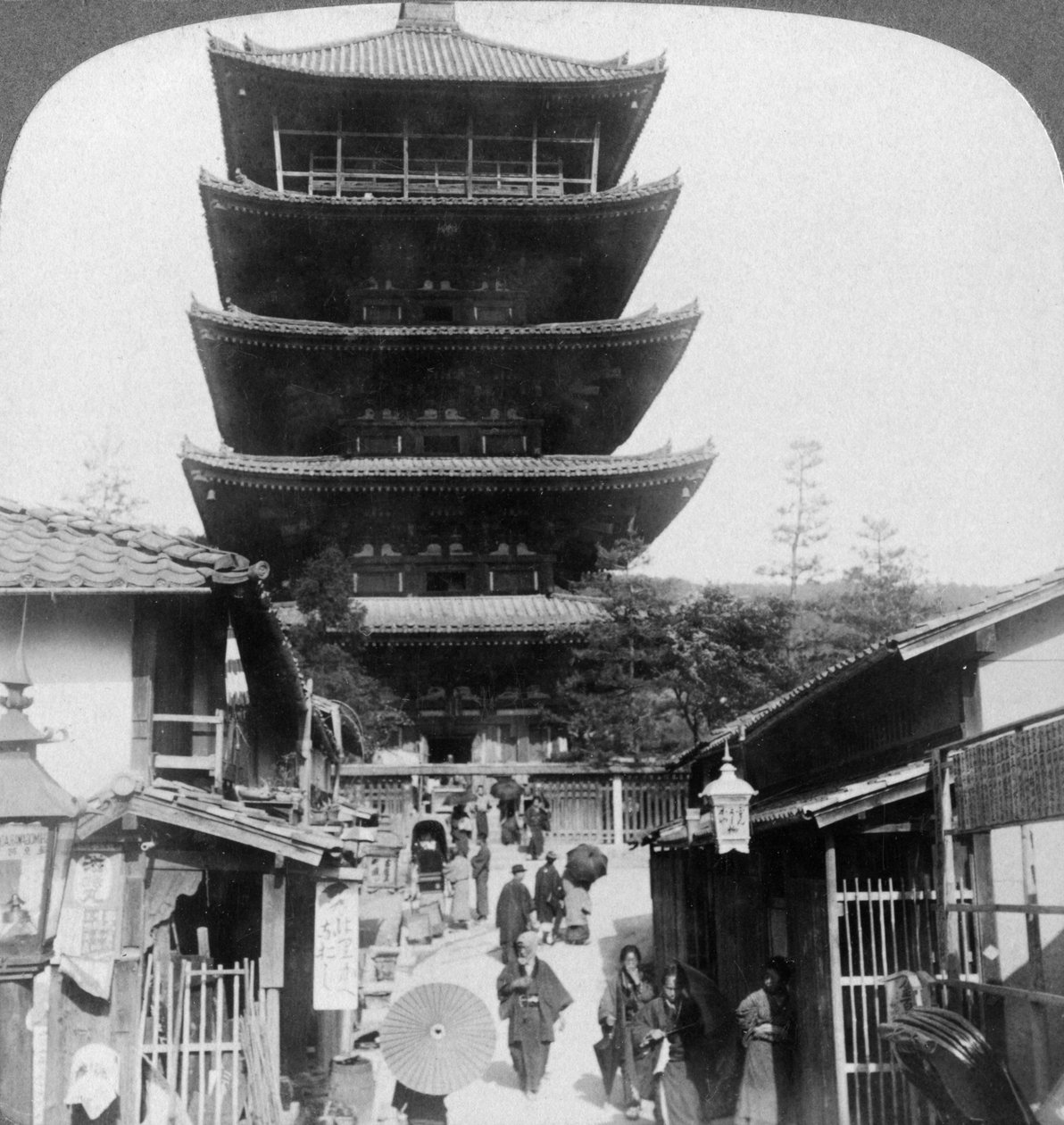 Il lato ovest della pagoda a cinque piani Yasaka, Kyoto, Giappone, 1904 da Underwood and Underwood
