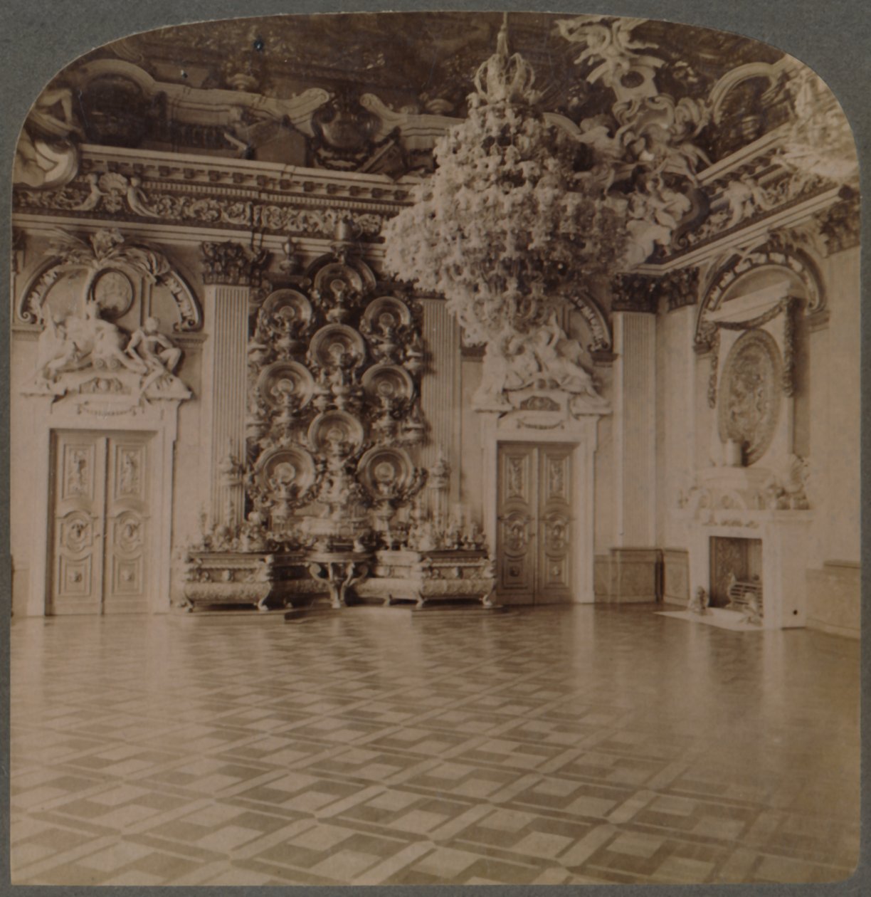 Sala del Trono, Palazzo Reale, Berlino, con credenza carica di piatti e decorazioni regali, Germania, 1903 da Underwood and Underwood