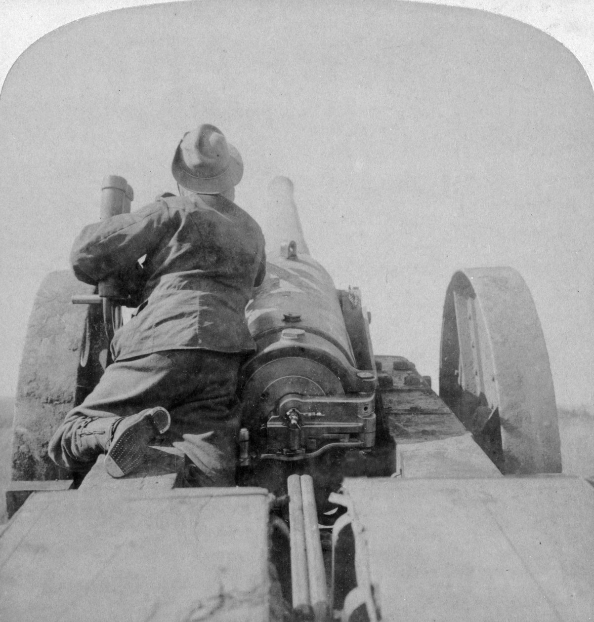 Addestramento di uno dei cannoni da 4,7 pollici della HMS Monarch sui forti di Pretoria, Sudafrica, 4 giugno 1900 da Underwood and Underwood