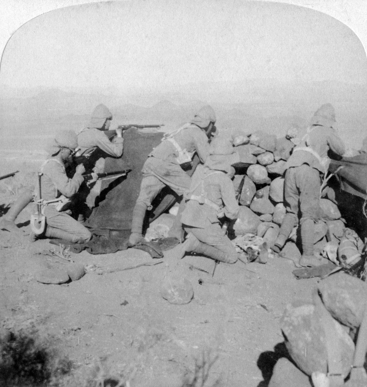 Truppe che difendono New Zealand Hill, Slingersfontein, Sudafrica, 25 gennaio 1900 da Underwood and Underwood