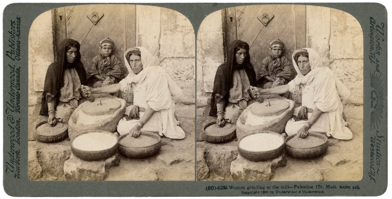 Donne che macinano al mulino, Palestina, 1900 da Underwood and Underwood