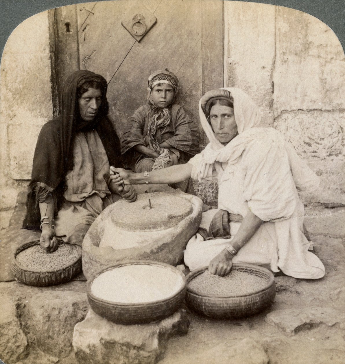 Donne che macinano al mulino, Palestina, 1900 da Underwood and Underwood