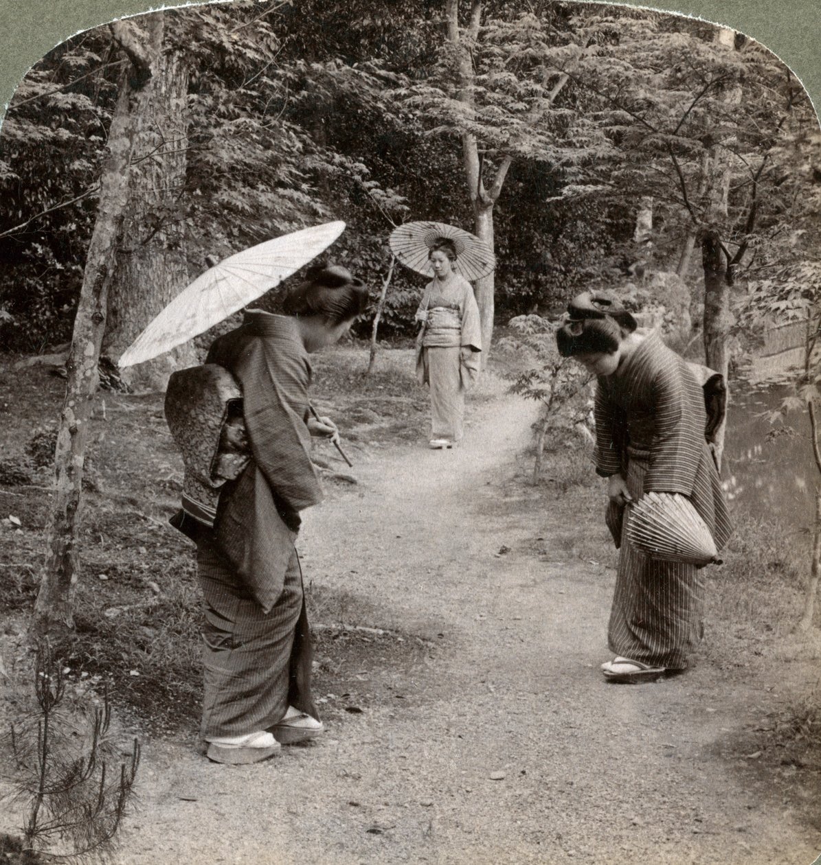 Donne nel giardino del Tempio Kinkaku-ji, Kyoto, Giappone da Underwood and Underwood
