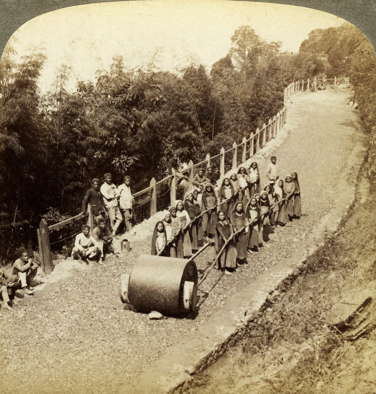 Donne che lavorano sulla Darjeeling Highway, India da Underwood and Underwood