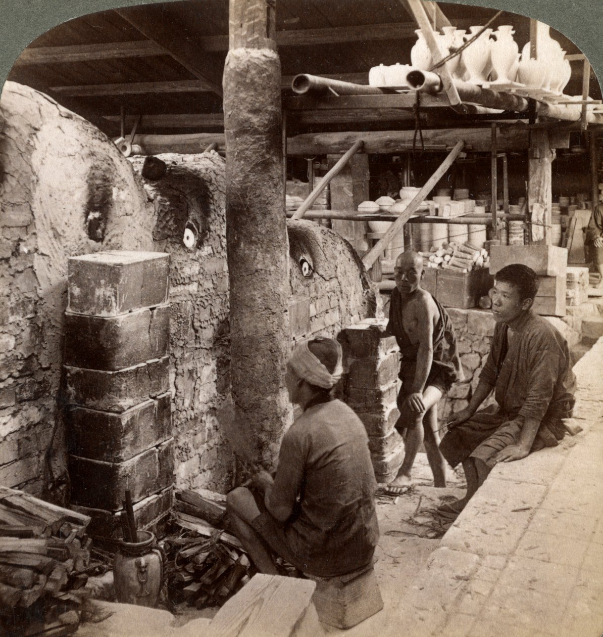 Operai che osservano i forni pieni di porcellana Awata, fabbrica Kinkosan, Kyoto, Giappone, 1904 da Underwood and Underwood