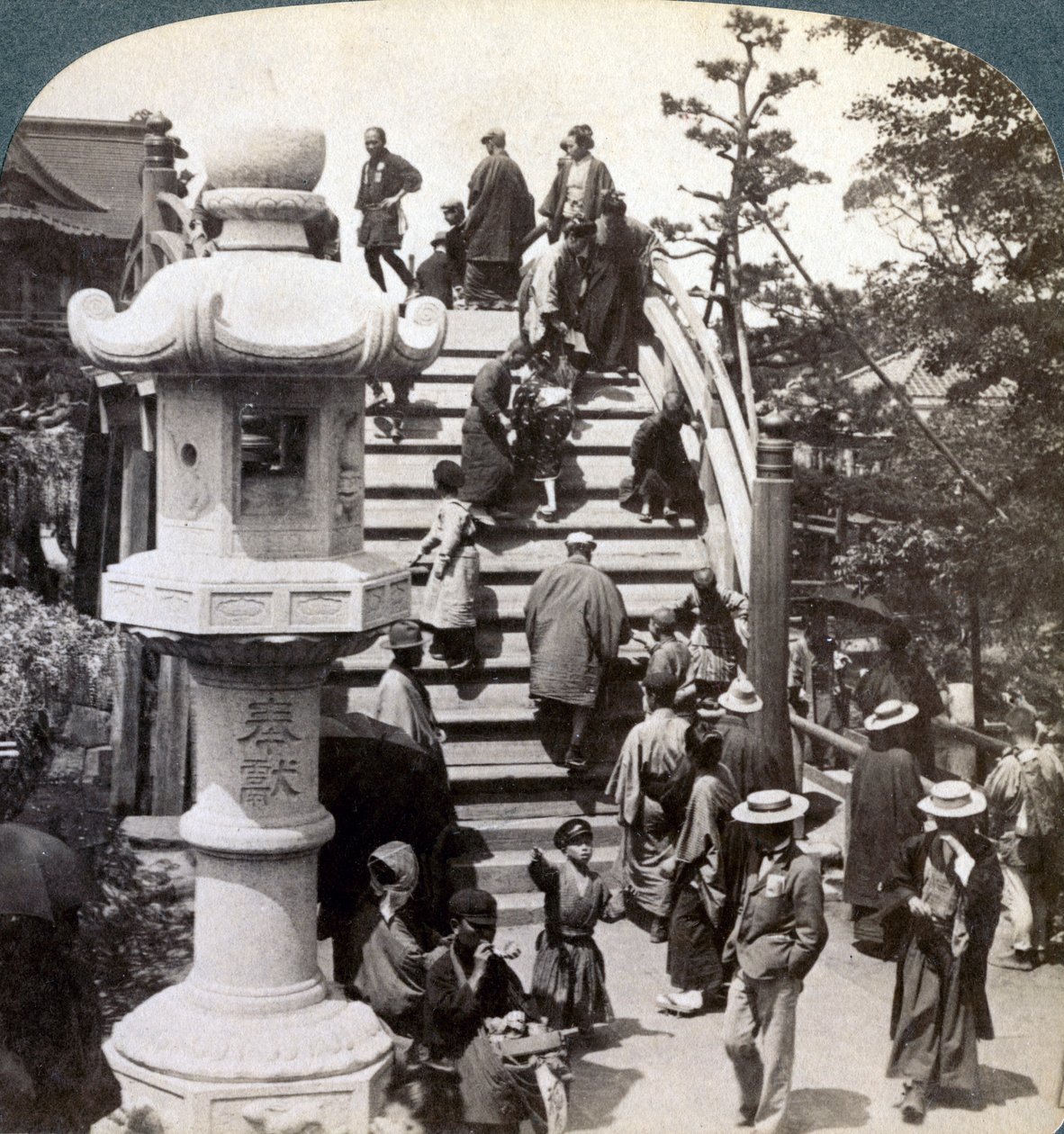 Fedeli che attraversano il ponte semicircolare verso il Tempio di Kameido, guardando a nord, Tokyo, Giappone da Underwood and Underwood