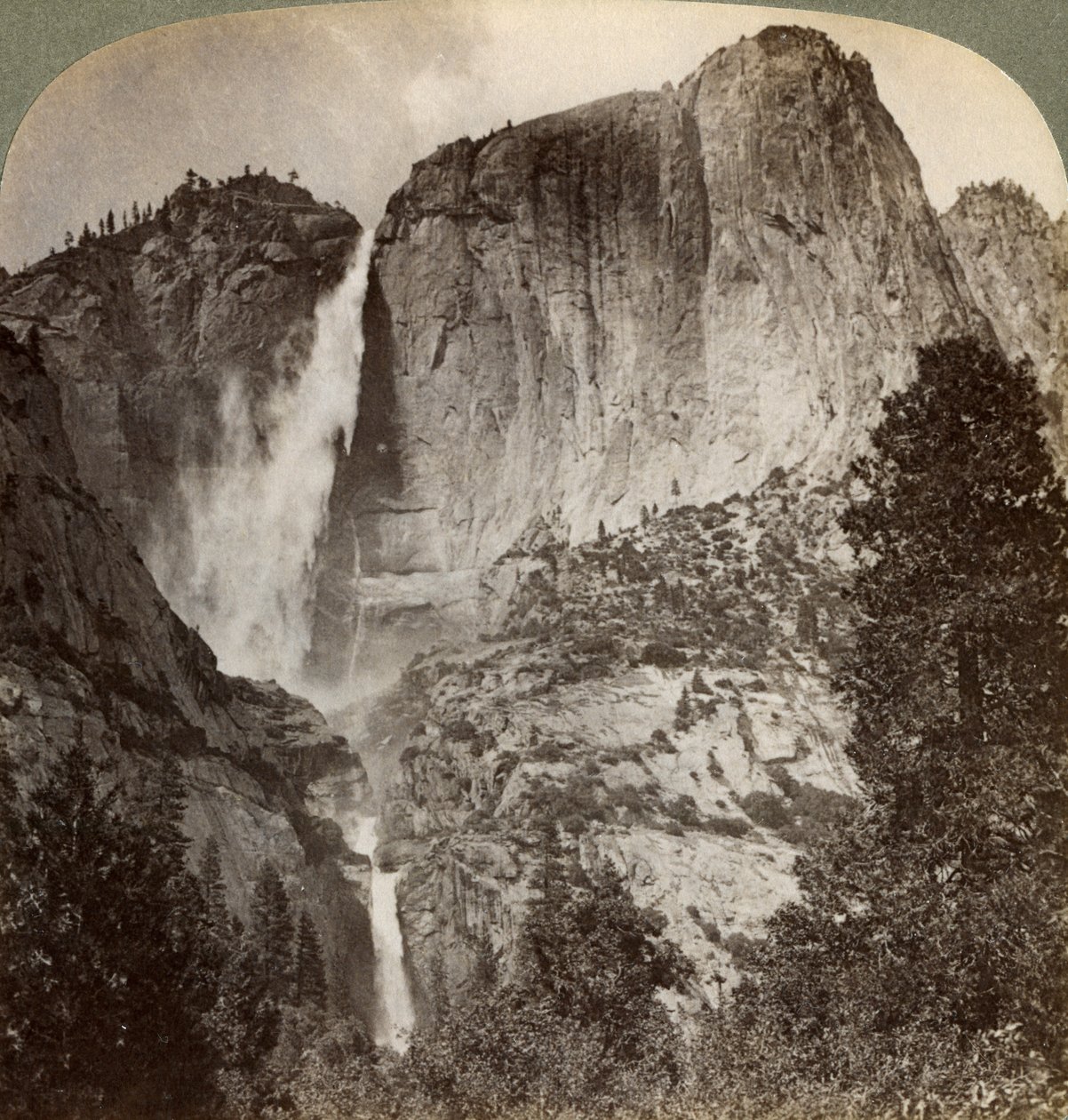 Yosemite Point e le cascate Yosemite spazzate dal vento, Yosemite Valley, California, USA da Underwood and Underwood