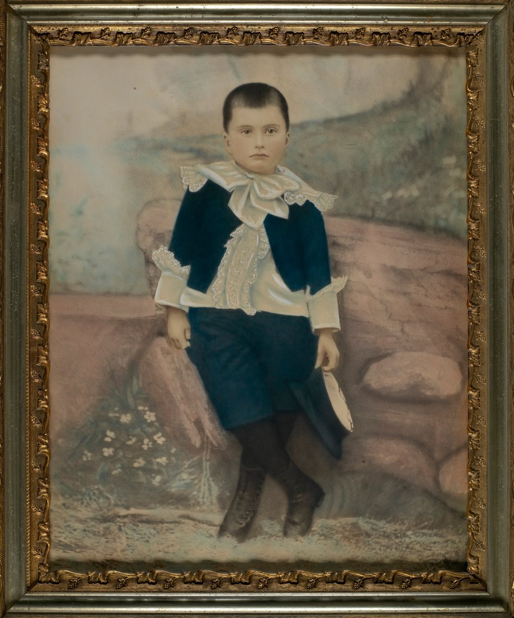 Ragazzo in abito blu elegante da Unidentified