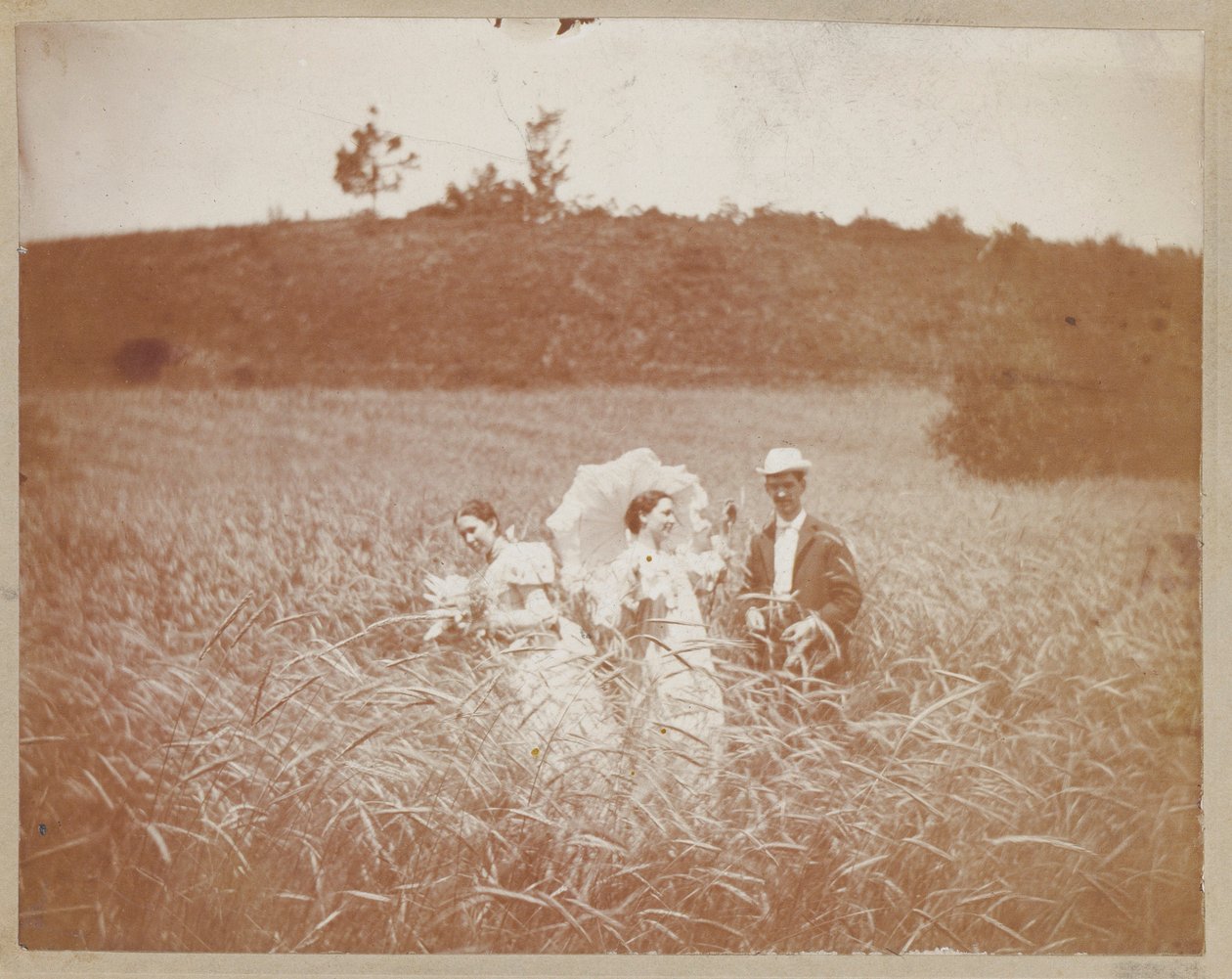 [Tre amici in un campo] da Unidentified