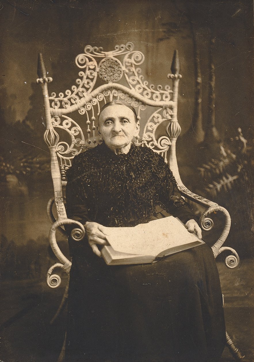 Senza titolo (Ritratto di donna anziana su sedia di vimini) da Unidentified