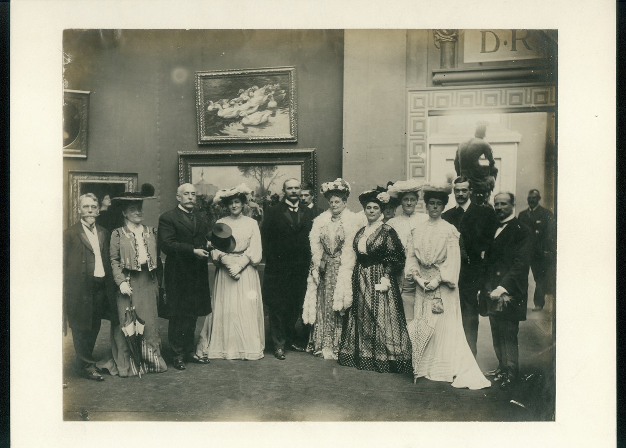 Gruppo di ricevimento del Palazzo delle Arti, inclusa la signora Manning, presidente del Consiglio delle Lady Managers (sesta da sinistra) e Florence Hayward (seconda da sinistra) da Unknown