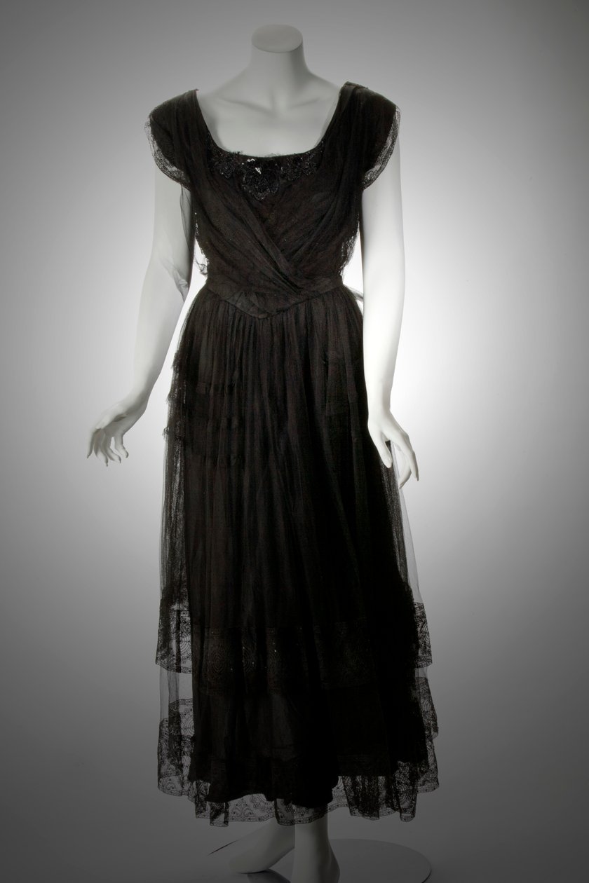 Abito da donna in seta nera con sovrapposizione di tulle nero, dettagli in pizzo e ricami estesi con perline di jet da Unknown