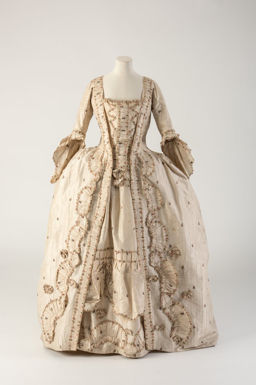 Abito à la française a righe e figurato in seta crema, anni 1770 da Unbekannt Unbekannt