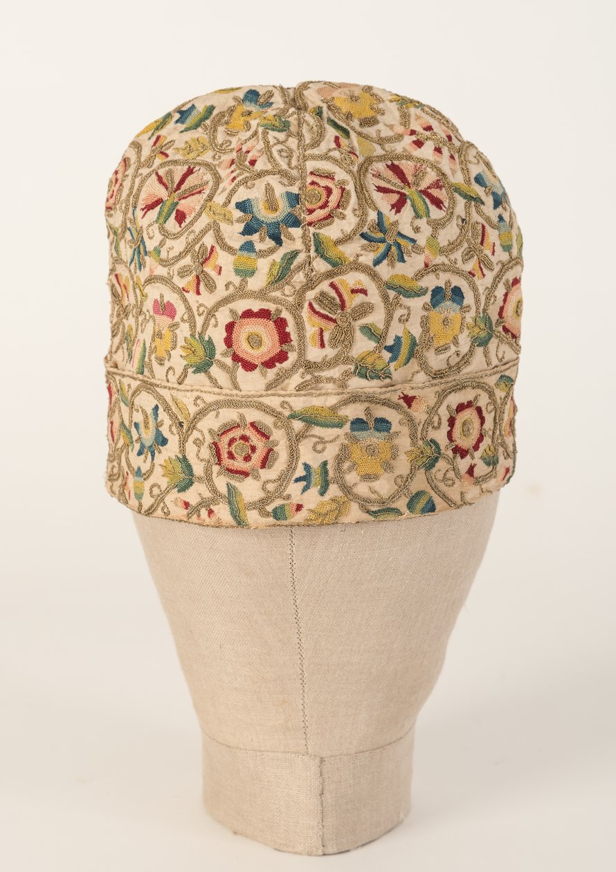 Berretto da notte da uomo ricamato con sete multicolori e paillettes, 1610 da Unbekannt Unbekannt
