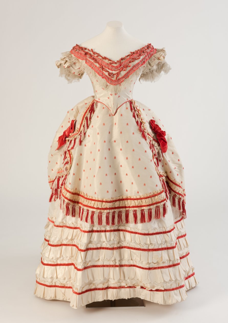 Abito da sera in seta bianca e corallo rosso, 1870 da Unbekannt Unbekannt