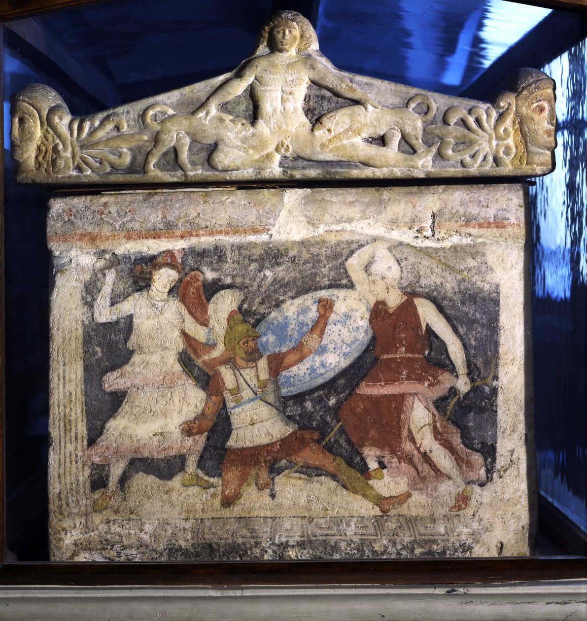 Un Greco che combatte due Amazzoni dalla fine del sarcofago delle Amazzoni, con Atteone fatto a pezzi dai cani di Diana in rilievo sul coperchio, da Tarquinia, IV secolo a.C. da Unknown