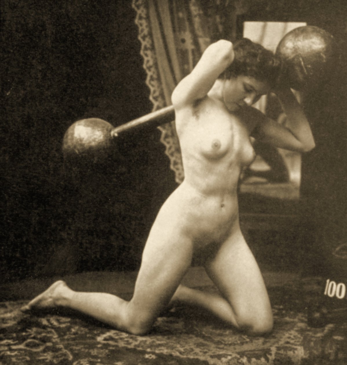 Nudo femminile che si esercita con un bilanciere a globo, c.1900 da Unknown