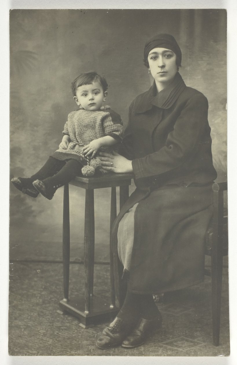 Cartolina senza titolo (Donna con ragazzo su piedistallo) da Unknown