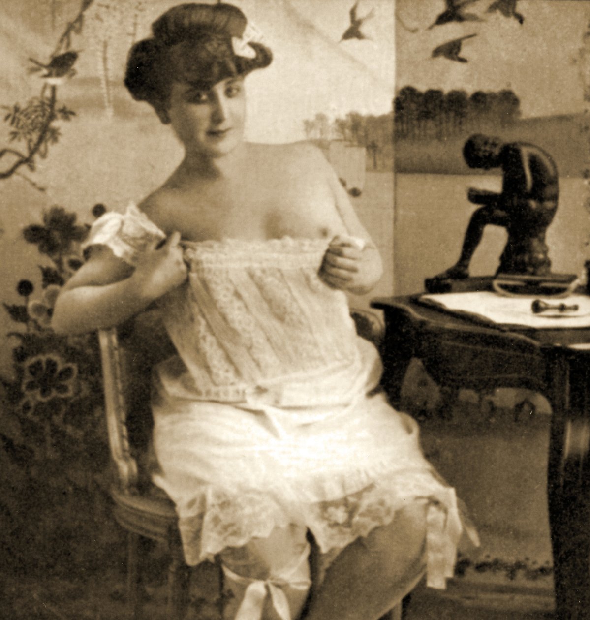 Giovane donna che mostra una camicia di pizzo, c.1900 da Unknown