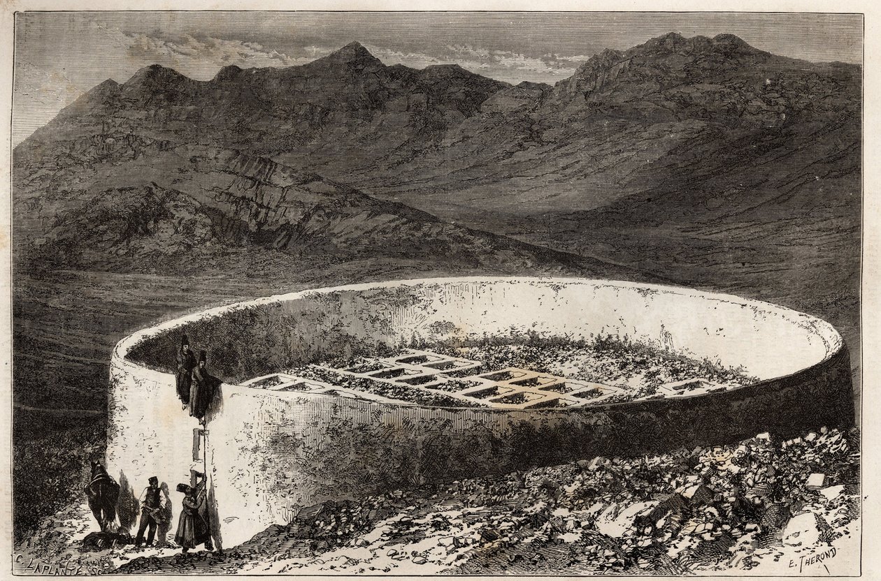 Un cimitero guebra (o zoroastriano) vicino a Teheran (Iran), a forma di grande torre con una circonferenza di 60 metri e un