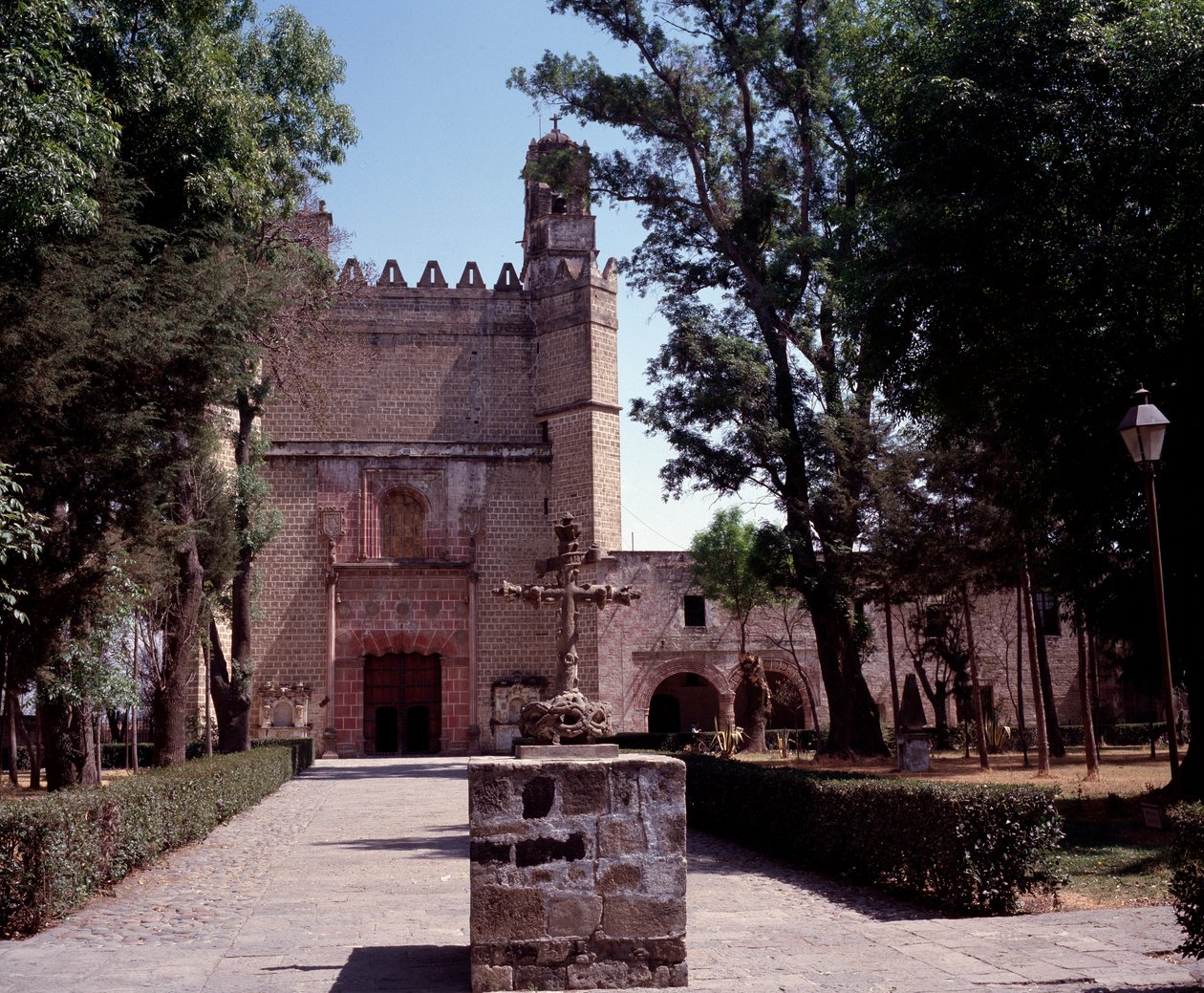 Arte messicana: vista del Convento Agostiniano (monastero di San Agustin Acolman) risalente al 1571. La croce è realizzata da artisti indigeni Tequitqui. Messico. Acolman da Unknown artist