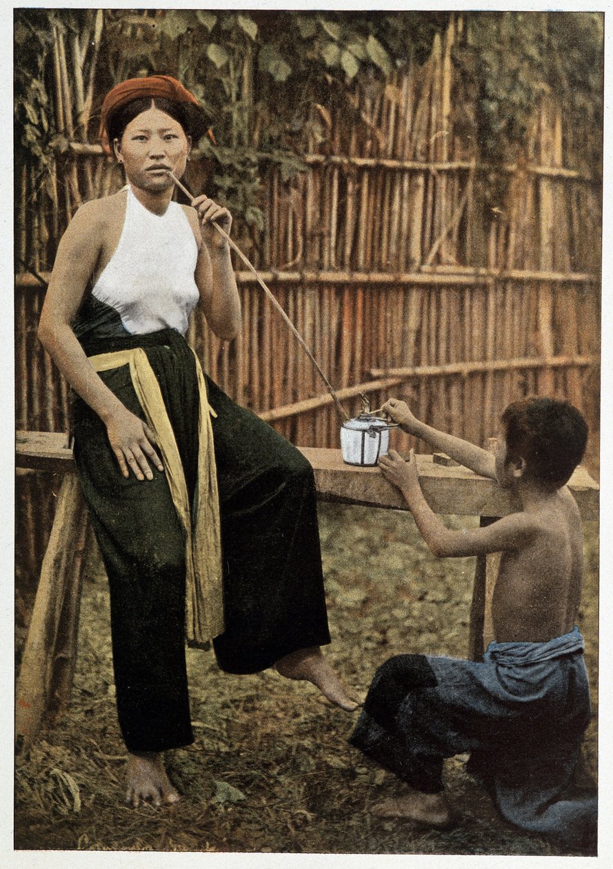 Donna asiatica che fuma oppio, circa 1898 da Unknown artist