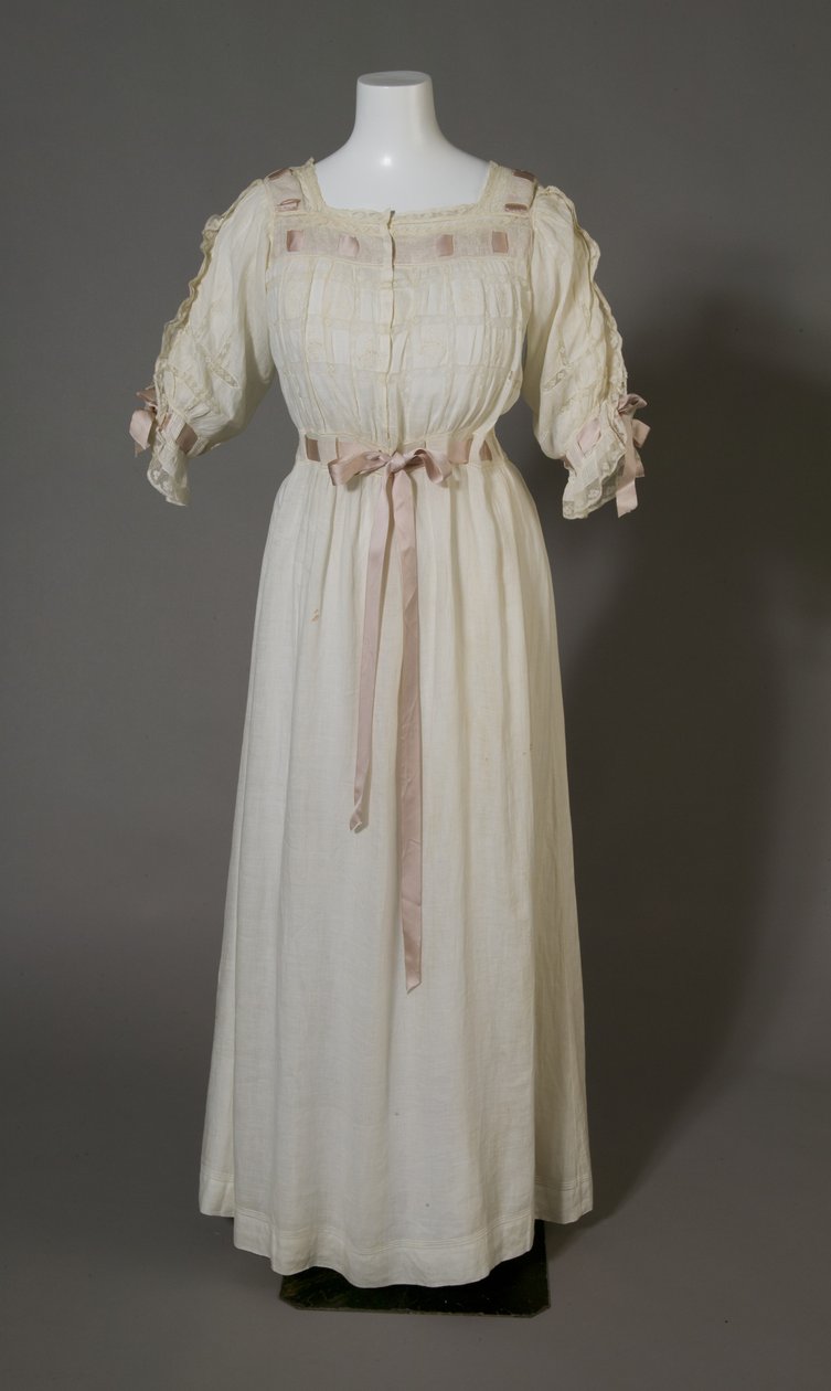 Camicia da Notte di Bertha Palmer, c.1880 (vista frontale), Cotone bianco, pizzo, ricamo e nastro di seta. da Unknown artist