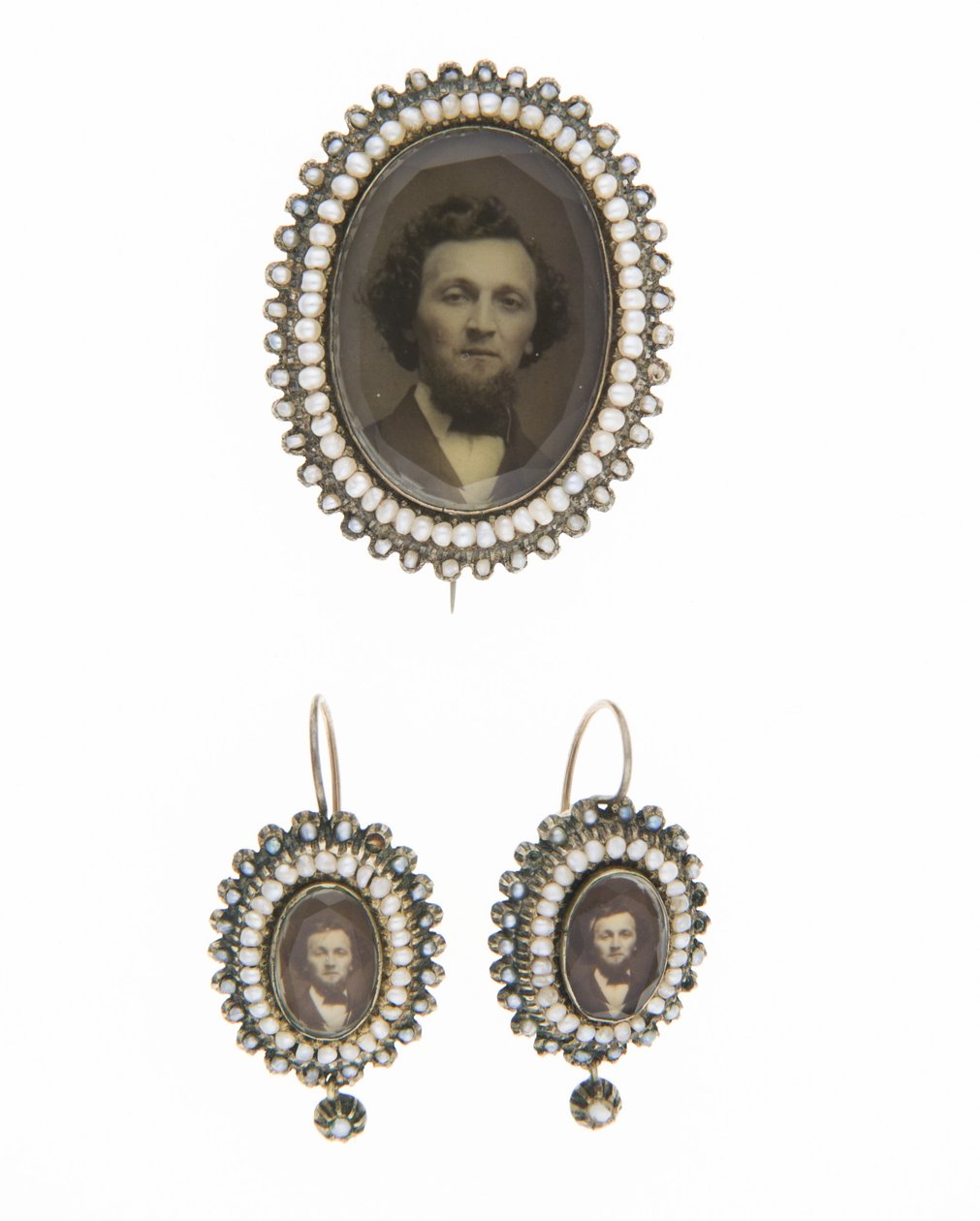 Spilla e orecchini abbinati, c.1880, Fotografie, perle, oro, argento, Senza etichetta da Unknown artist