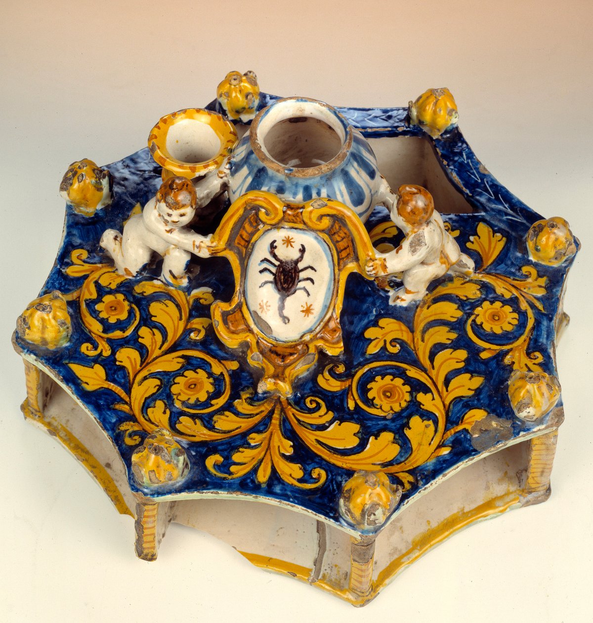 Scrittura a otto sezioni realizzata in maiolica (maiolica) in colori blu scuro, giallo e verde pallido. 1560-1570 Enouen, Museo Nazionale del Rinascimento da Unknown artist