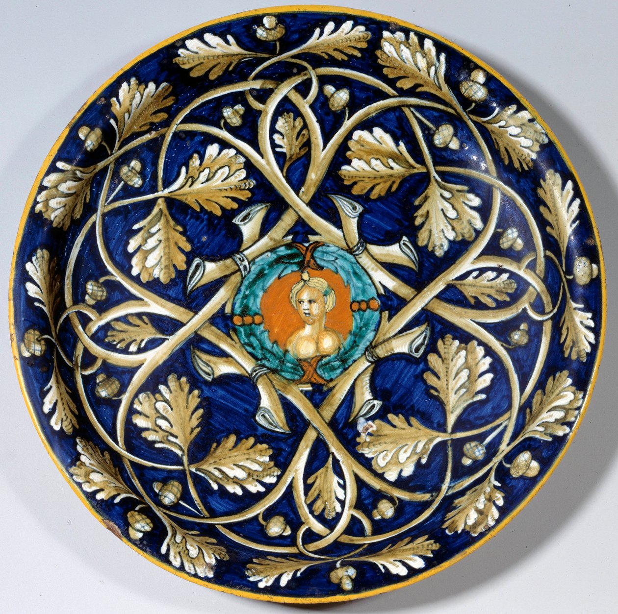Piatto in maiolica con busto femminile. XVI secolo Parigi. Museo del Louvre da Unknown artist