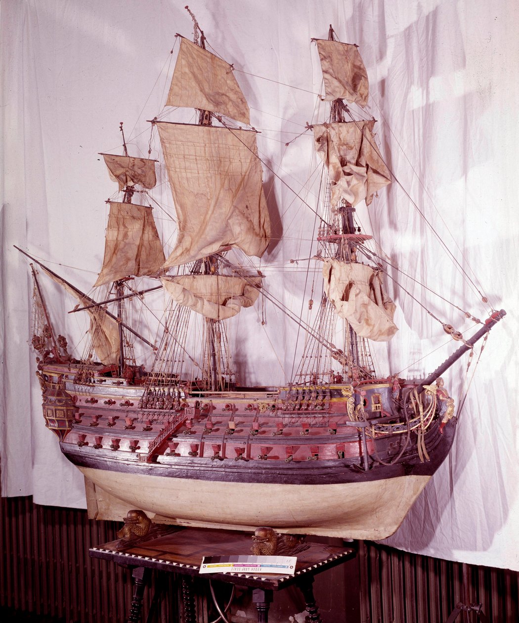 Modello in miniatura di una nave con tre ponti, arma di 92 cannoni. XVII secolo. Madrid, Museo dell