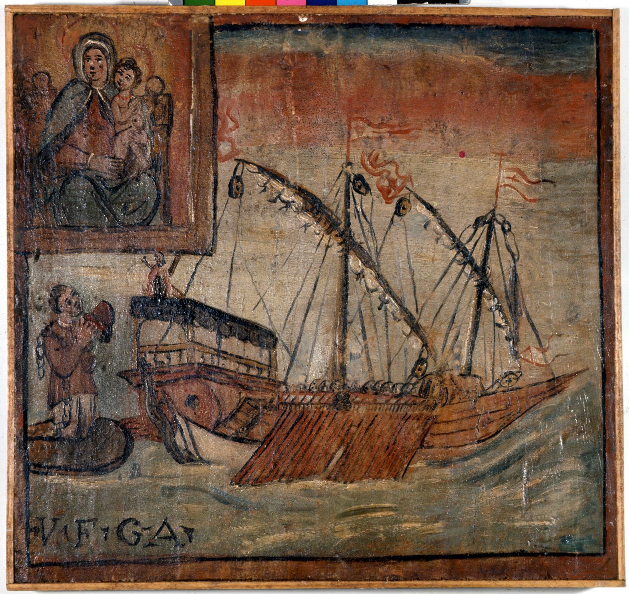 A sinistra una vecchia galleria che porta ancora le catene ringrazia la Madonna dell