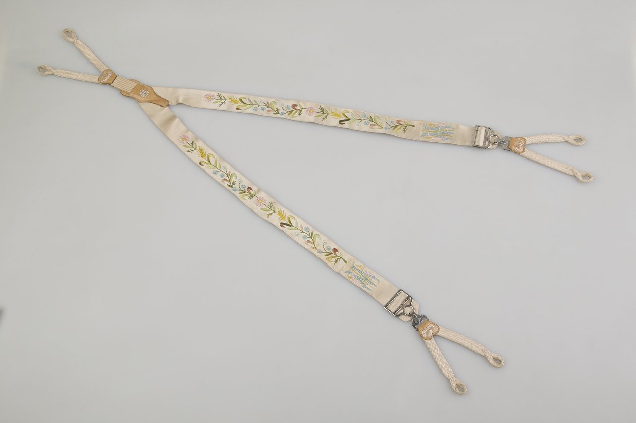 Bretelle, c.1880, Raso bianco ricamato, pelle, argento, Produttore sconosciuto da Unknown artist