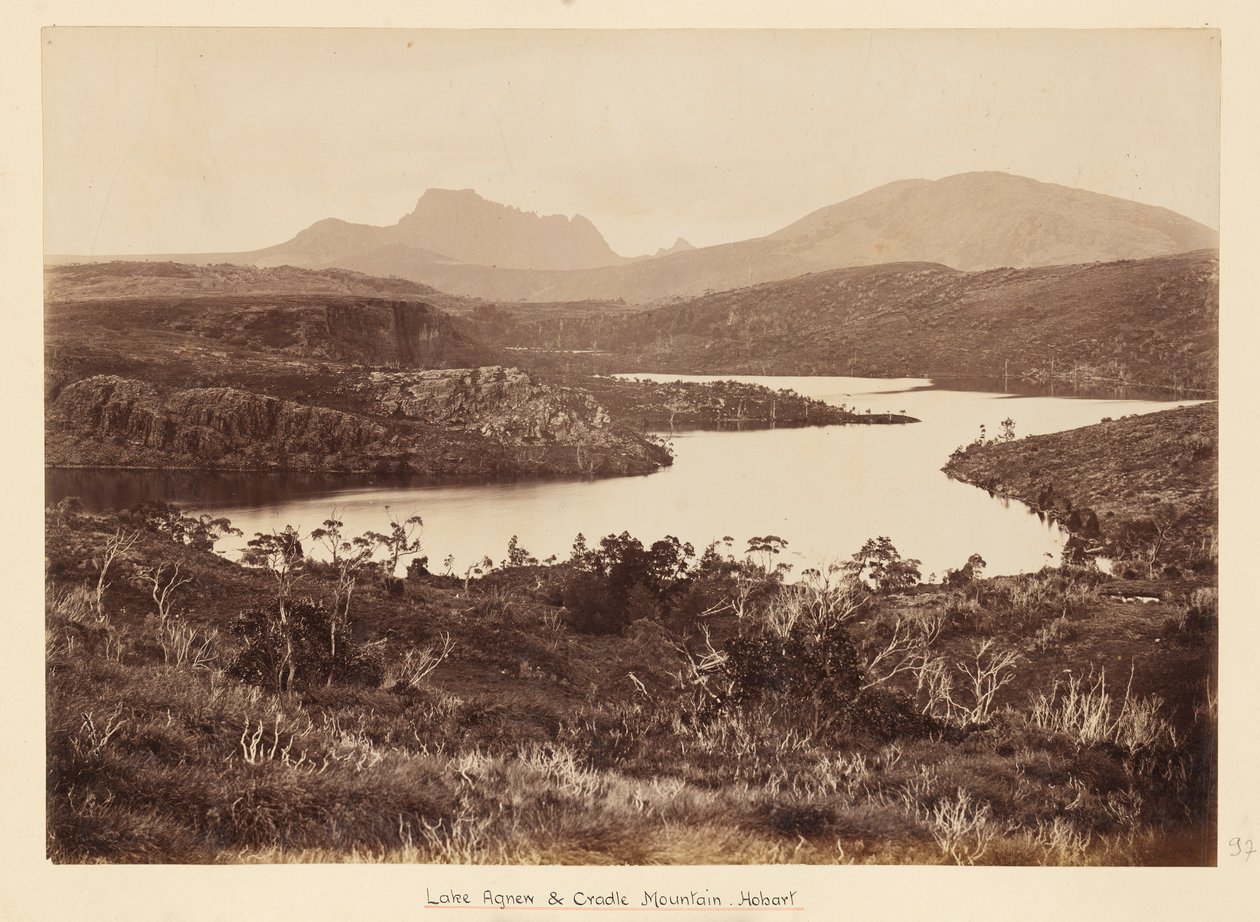 Crociera del Duca e della Duchessa di York sulla HMS "Ophir" - marzo-novembre 1901. Lastra 97, Una veduta del lago Agnew con la Cradle Mountain sullo sfondo da Unknown Artist
