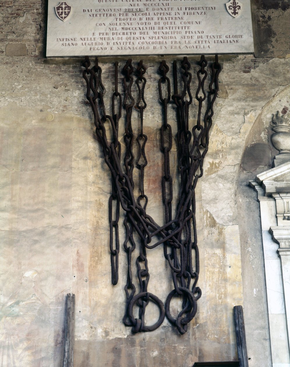 Le catene che chiudevano il porto di Pisa. Furono prese dai Genovesi durante la vittoria di Meloria contro la Corsica nel 1284 e poi donate a Firenze e restituite alla città di Pisa nel 1858. Pisa Camposanto da Unknown artist