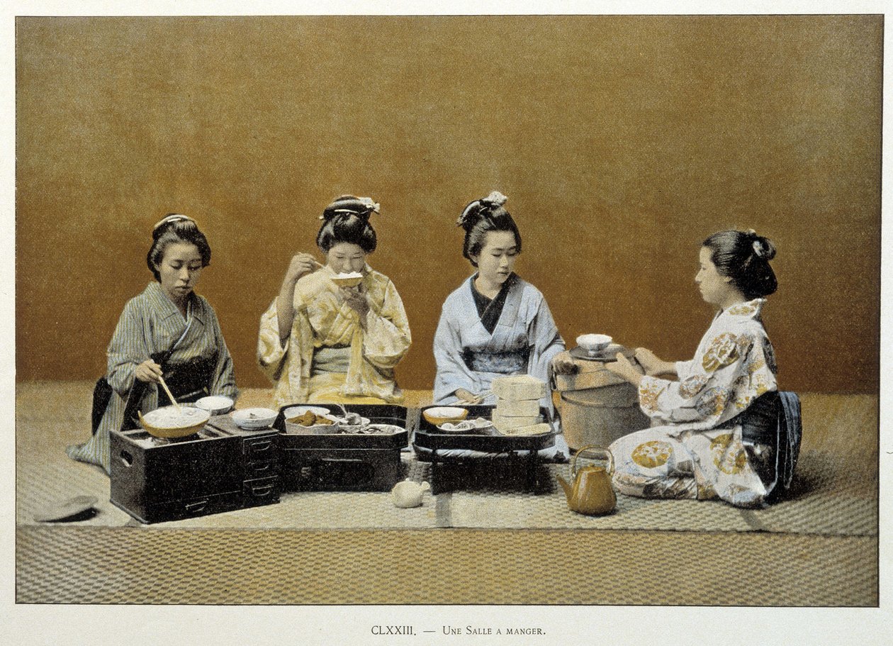 Una sala da pranzo in Giappone: donne che mangiano riso con bacchette e una di loro che serve il tè - n.d. fine XIX secolo da Unknown artist