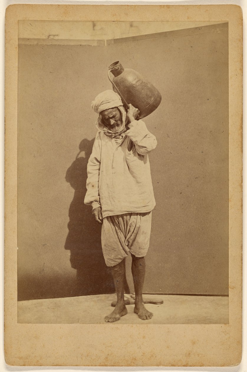 [uomo arabo che trasporta una brocca] da Unknown artist