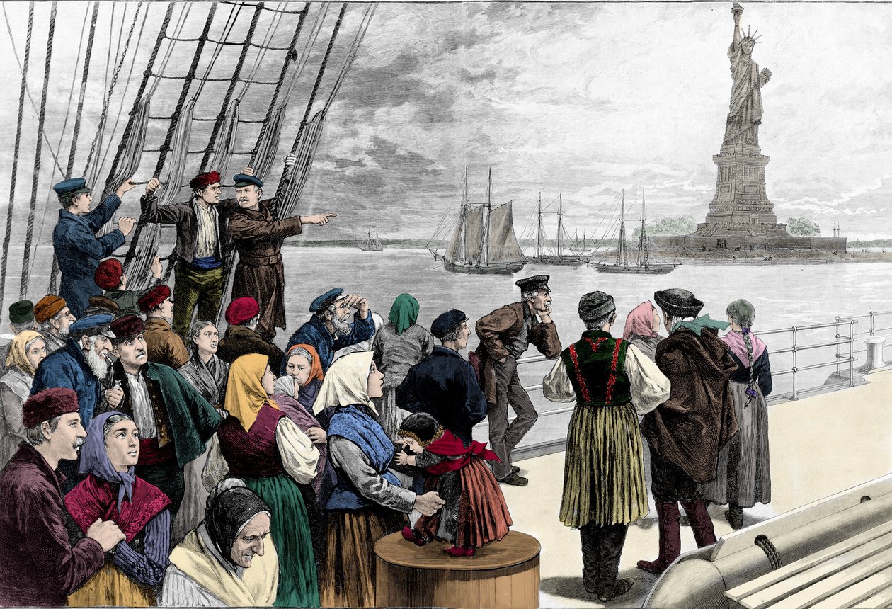 Famiglie di emigranti in arrivo nel porto di New York, visibile la statua della libertà. Incisione da "Harper
