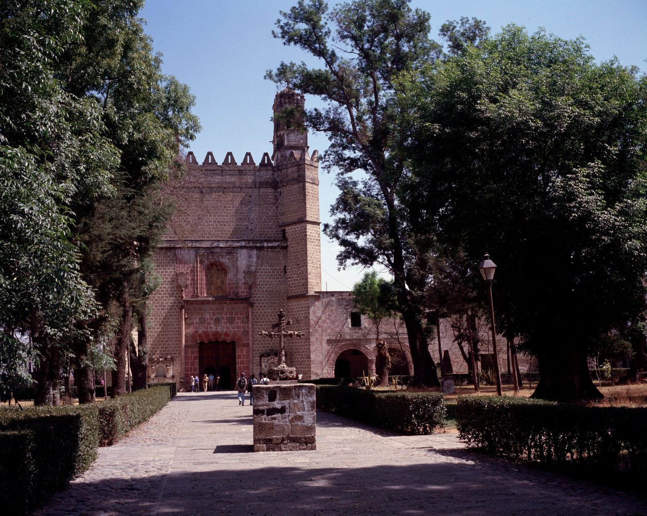 Arte Messico: vista del Convento Agostiniano (monastero di San Agustin Acolman) risalente al 1571. La croce è realizzata da artisti indigeni Tequitqui. Messico. Acolman da Unknown artist