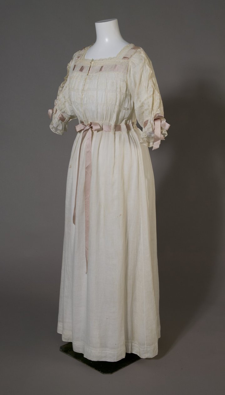 Camicia da notte di Bertha Palmer, c.1880 (vista frontale obliqua), cotone bianco, pizzo, ricamo e nastro di seta da Unknown artist