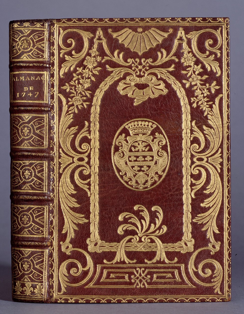 Copertina del libro, rilegatura con ornamenti vari agli stemmi della famiglia Cotte di un almanacco del 1747. Parigi, Arti Decorative da Unknown artist