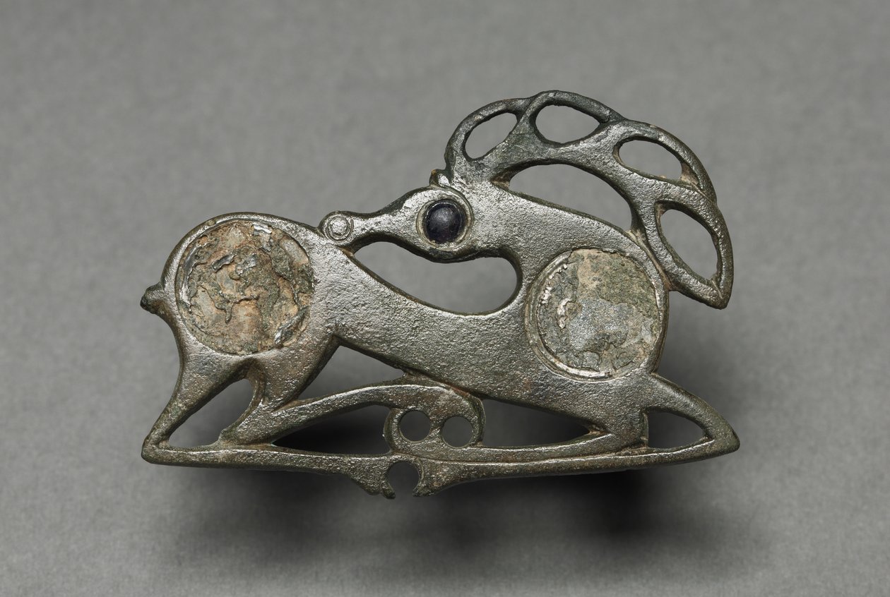 Fibula a forma di cervo sdraiato da Unknown artist